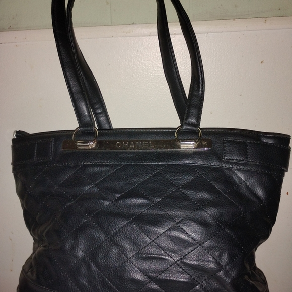CHANEL Black and Cream Quilted Purse... read Description... - Picture 3 of 11